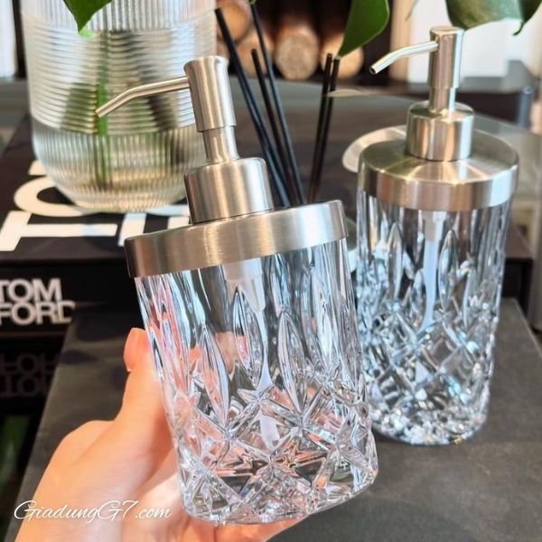 Combo 3 món nhà tắm Nachtmann Noblese (2 bình chiết xà phòng, 1 bình chiết tinh dầu) Mang lại sự sang trọng cho bất kỳ nhà bếp hoặc phòng tắm .
