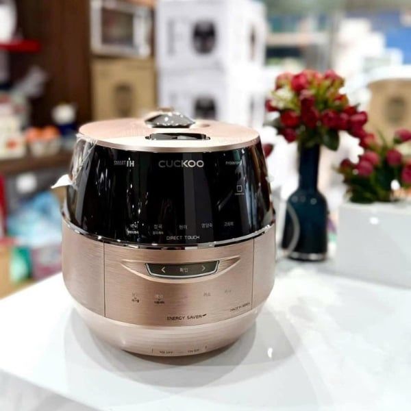 Nồi cơm điện cao tần Cuckoo CRP FHS0610FG 1.08L thiết kế lòng nồi bằng hợp kim siêu bền,được tráng lớp men Xwall chống dính tuyệt đối.  Thông số kỹ thuật