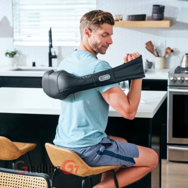 Đai massage cổ vai gáy HoMedics NMS-615 có tay cầm tích hợp và hệ thống điều khiển ba tốc độ dễ sử dụng