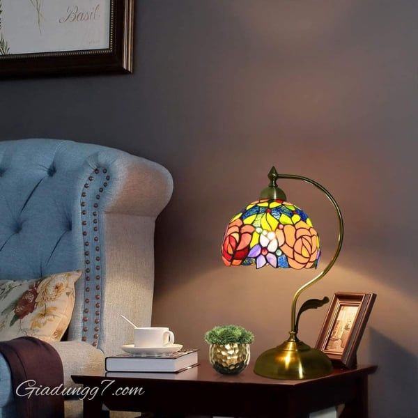 Đèn bàn Tiffany Hoa Hồng Thiết kế khéo léo với kính màu là một trong những chiếc đèn tuyệt đẹp nhất trên thị trường