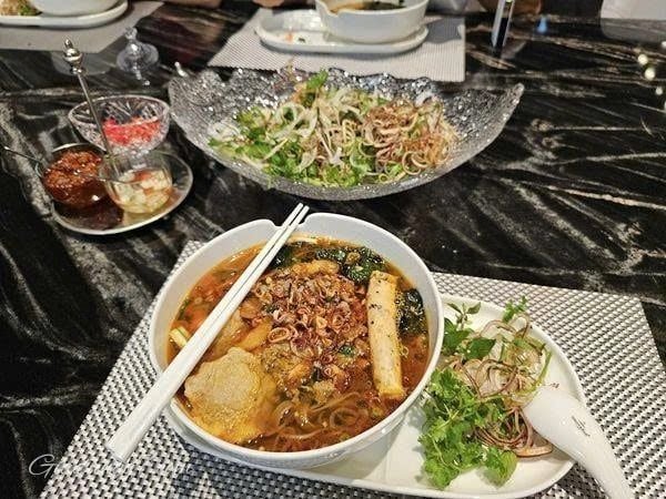Đĩa lá IVV Madagascar Hoàn hảo để trưng bày và phục vụ trên bàn ăn