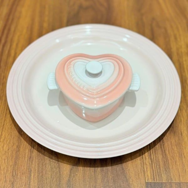 Đĩa Le Creuset 27cm màu hồng mang đến cho tất cả những người yêu thích nhà bếp một sản phẩm có chất lượng cao nhất và tuổi thọ lâu dài.