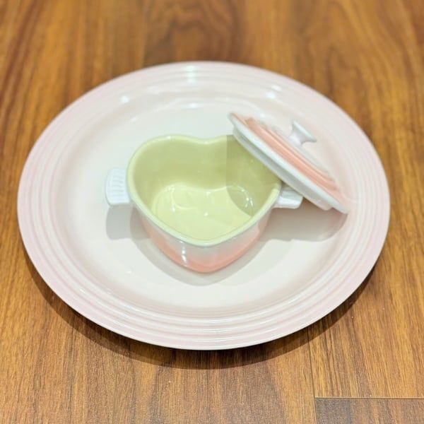 Đĩa Le Creuset 27cm màu hồng mang đến cho tất cả những người yêu thích nhà bếp một sản phẩm có chất lượng cao nhất và tuổi thọ lâu dài.