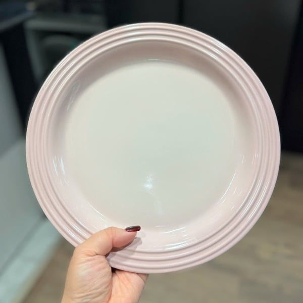 Đĩa Le Creuset 27cm màu hồng có hình dáng nhỏ gọn nhưng thanh lịch, hoàn hảo để đựng món tráng miệng hoặc trái cây.