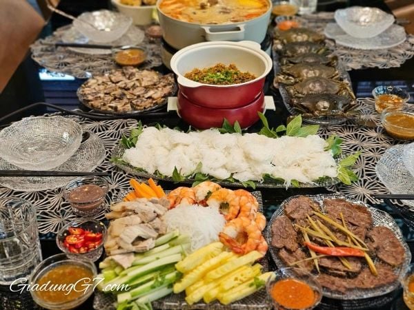 Đĩa oval IVV Diamante Oval Tray 34x15cm làm từ pha lê cao cấp, thiết kế sang trọng, tinh tế.