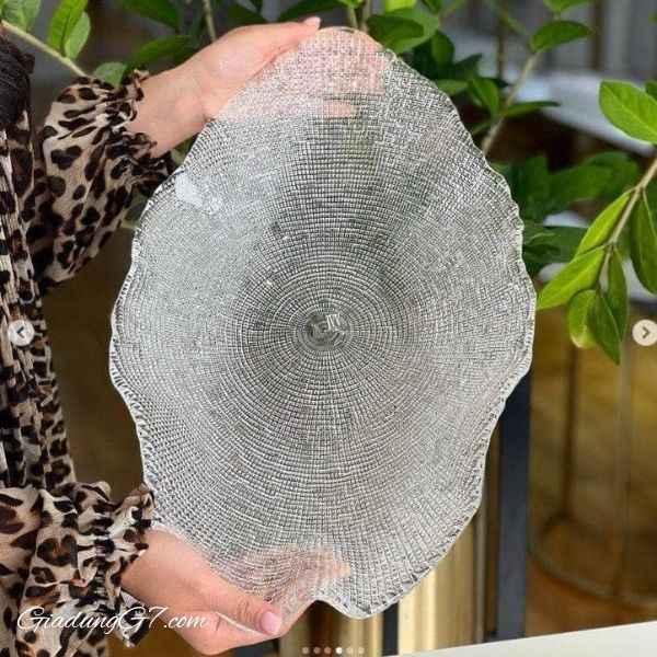 Đĩa pha lê IVV Folies Centrepiece 50x29cm là lựa chọn hoàn hảo để đựng hoa quả, bánh kẹo, tạo điểm nhấn ấn tượng cho không gian sống của bạn.