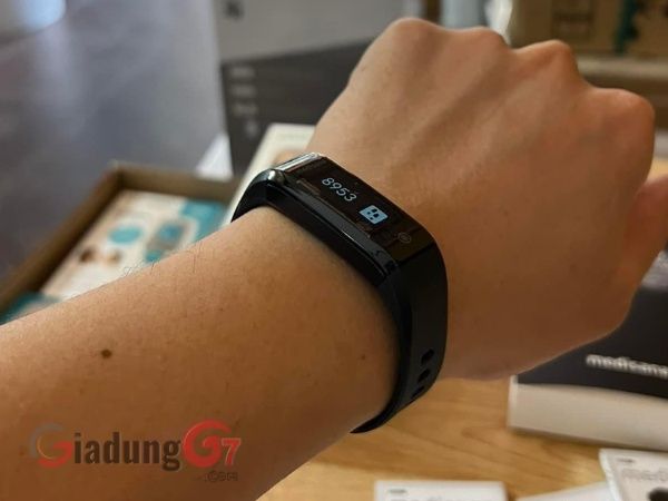 Đồng Hồ Thông Minh Medisana Vifit Run Activity Tracker 79492 được thiết kế nhỏ gọn như một chiếc vòng đeo tay. Người dùng có thể thoải mái hoạt động khi đeo sản phẩm này trên tay.