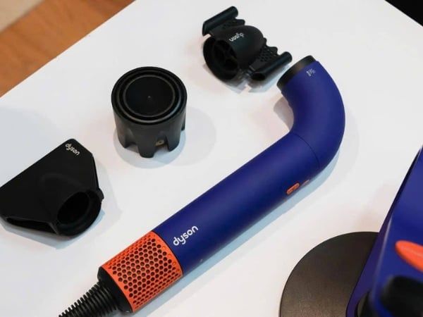 Máy sấy tóc Dyson Supersonic R HD18 đi kèm các đầu phụ kiện sấy tóc chuyên nghiệp