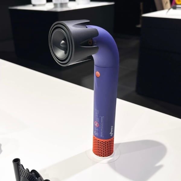 Máy sấy tóc Dyson Supersonic R HD18 với các đầu sấy chuyên nghiệp