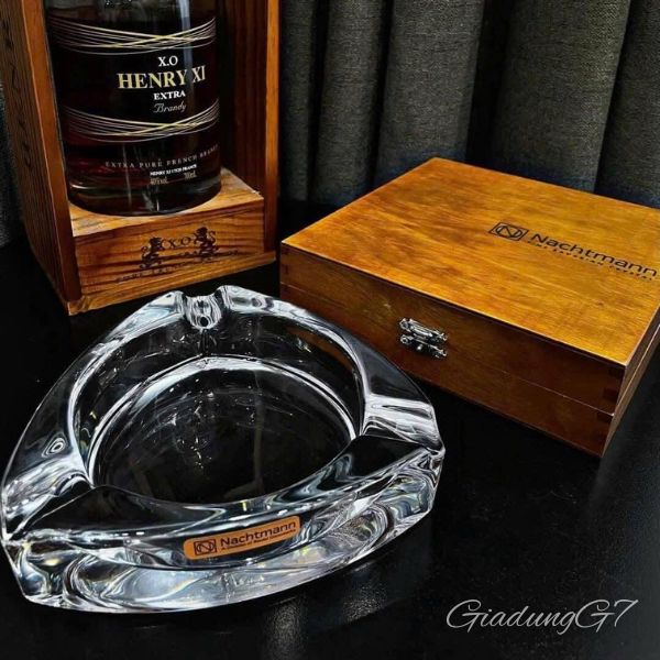 Gạt tàn pha lê Nachtmann có độ sáng bóng tuyệt vời, phản chiếu ánh sáng đèn