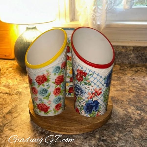 Giá để đồ bằng gốm The Pioneer Woman Floral Medley 3 ngăn Nổi bật với thiết kế hoa đặc trưng của Ree và màu sắc sống động