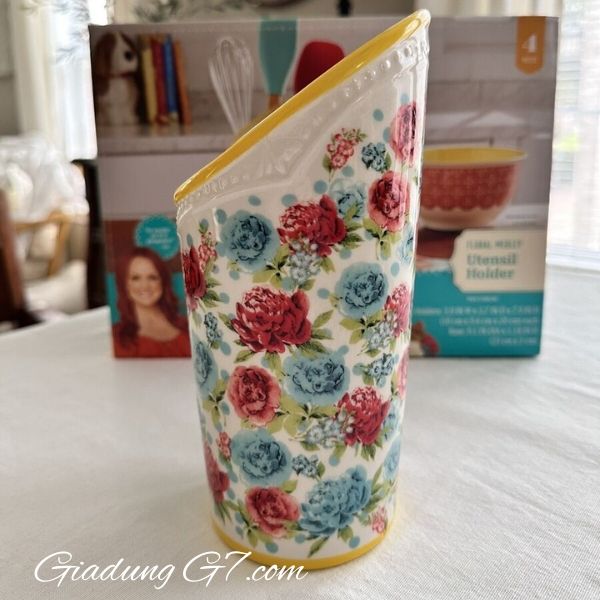 Giá để đồ bằng gốm The Pioneer Woman Floral Medley 3 ngăn Nổi bật với thiết kế hoa đặc trưng của Ree và màu sắc sống động