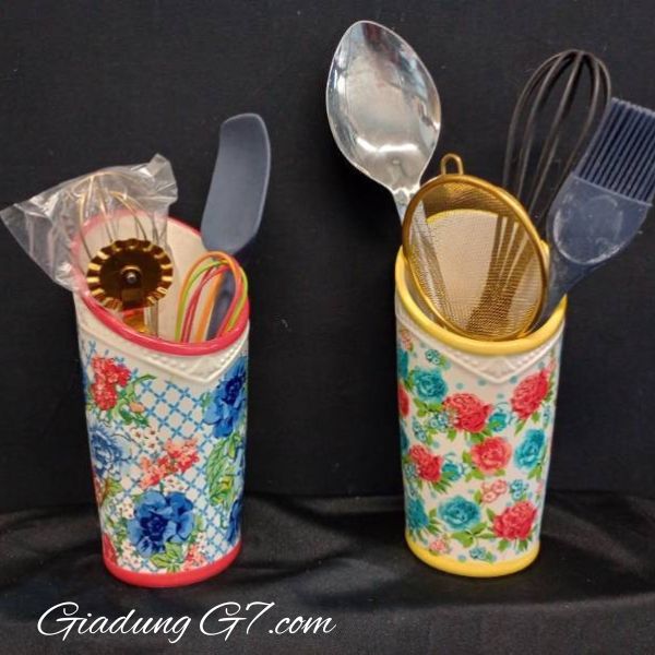 Giá để đồ bằng gốm The Pioneer Woman Floral Medley 3 ngăn Vành có mã màu giúp bạn luôn ngăn nắp