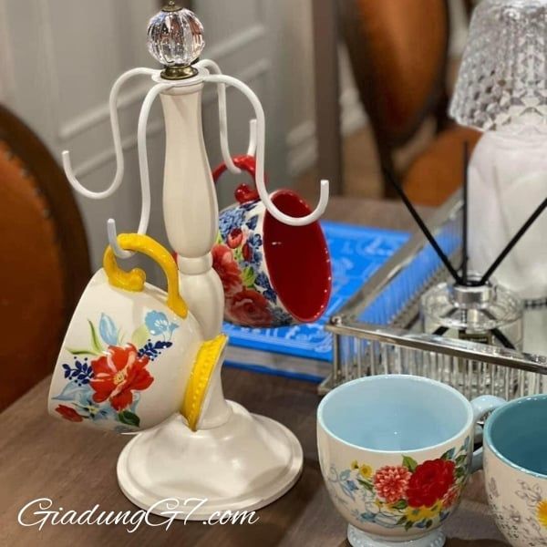 Giá treo cốc The Pioneer Woman Chandelier Mug Tree là giải pháp lưu trữ quyến rũ, lấy cảm hứng từ phong cách cổ điển dành cho những chiếc cốc yêu thích của bạn.