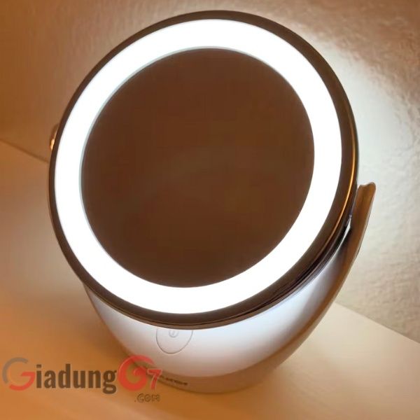 Gương trang điểm Beurer BS49 cung cấp ánh sáng siêu sáng từ 12 đèn LED – lý tưởng để trang điểm.