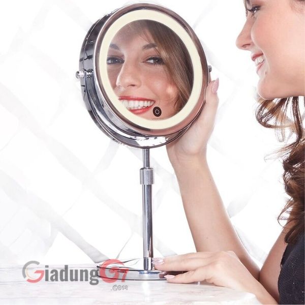 Gương trang điểm Lanaform Stand Mirror X10 cho phép bạn thực hiện công việc chính xác để tẩy lông trên các vùng trên khuôn mặt hoặc thậm chí trang điểm quanh mắt hoặc môi.