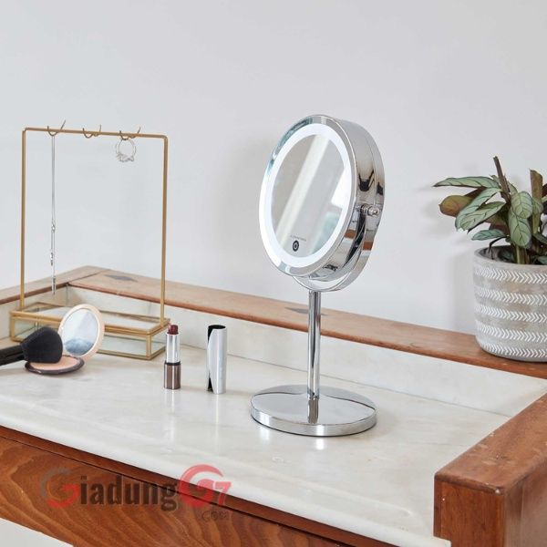 Gương trang điểm Lanaform Stand Mirror X10 được cung cấp hai mặt xoay x1/x10 và quầng sáng 18 đèn led, cho phép bạn trang điểm phù hợp với mọi tình huống.