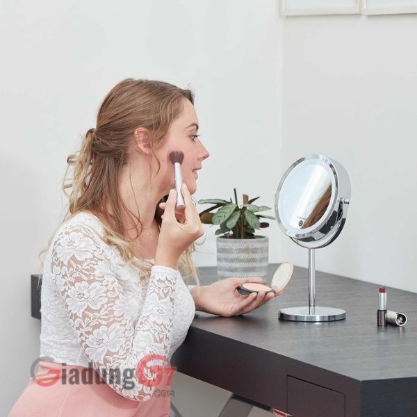 Gương trang điểm Lanaform Stand Mirror X10 giúp bạn dễ dàng trang điểm với 18 đèn led chiếu sáng