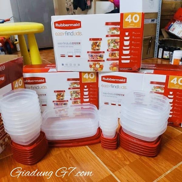 Hộp đựng thực phẩm Rubbermaid TakeAlongs có nắp màu đỏ tươi bền hơn, được cập nhật, trong khi thiết kế có gờ giúp xếp chồng dễ dàng.