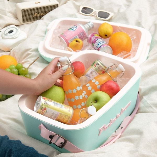 Hộp giữ nhiệt Polarbox 20 lít có tay cầm bằng da có thể điều chỉnh, bạn có thể xách hộp trên tay hoặc trên vai.