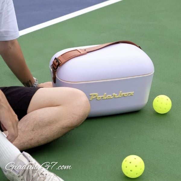 Hộp giữ nhiệt Polarbox 20 lít có tay cầm bằng da có thể điều chỉnh, bạn có thể xách hộp trên tay hoặc trên vai.