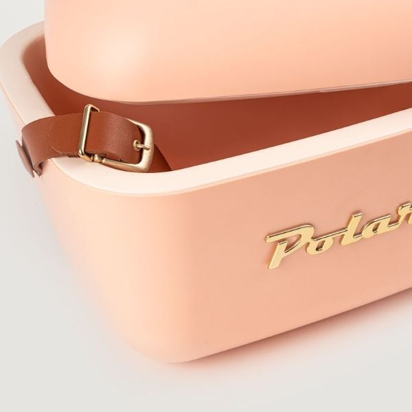 Hộp giữ nhiệt Polarbox Gold Edition 20 lít có tay cầm bằng da có thể điều chỉnh, bạn có thể xách hộp trên tay hoặc trên vai