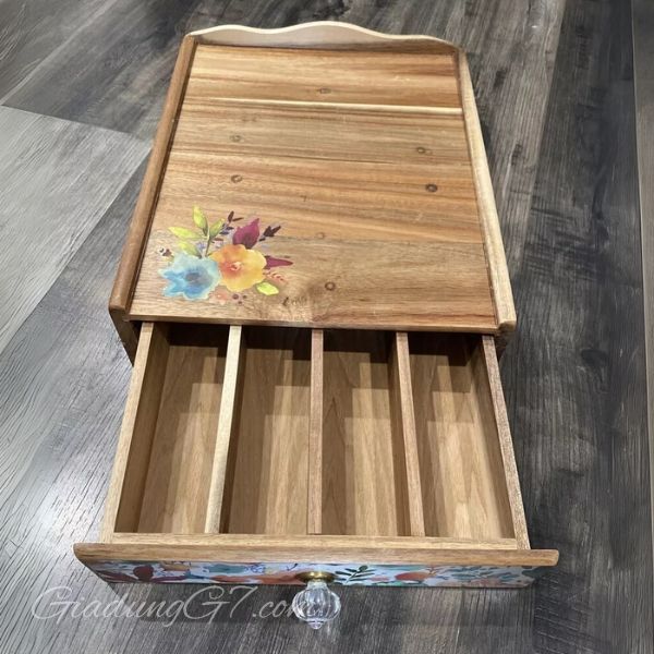 Hộp Đựng Cà Phê & Trà Pioneer Woman Wildflower Whimsy 4 Ngăn với họa tiết hoa quyến rũ và chất liệu gỗ keo mộc mạc.