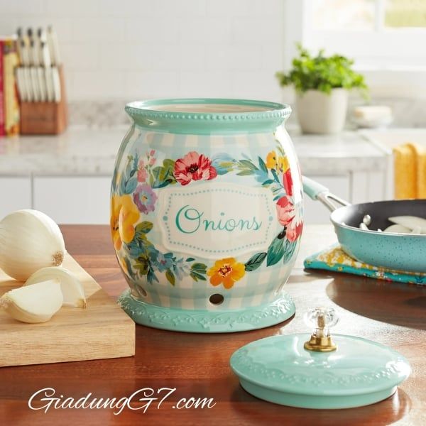 Hộp Đựng Hành Tây Bằng Gốm Pioneer Woman Sweet Romance 7,4 Inch Có Nắp Đậy – Giữ Hành Tây Tươi Lâu