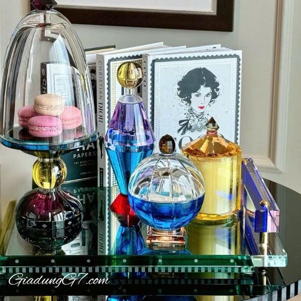 Hũ nến Laura Reflections Copenhagen 14cm  là một loại nến thơm có cấu trúc bằng tinh thể màu vàng, đỏ và xám.