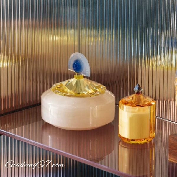 Hũ nến Laura Reflections Copenhagen 14cm  là một loại nến thơm có cấu trúc bằng tinh thể màu vàng, đỏ và xám.