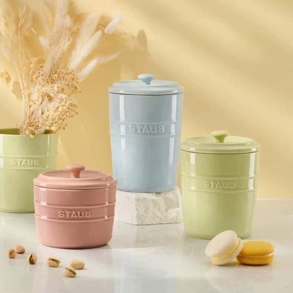 Hũ sứ Staub 1000ml màu xanh dương nhạt Dung tích: 1000ml, phù hợp để đựng các loại gia vị, hạt nêm, đường, muối, hoặc các loại thực phẩm khô khác.