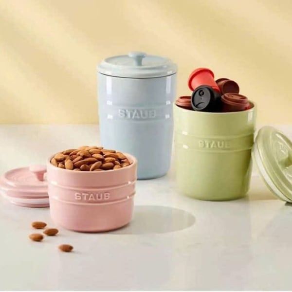 Hũ sứ Staub 1000ml màu xanh dương nhạt nổi bật với chất liệu cao cấp và lớp hoàn thiện cực kỳ tinh xảo