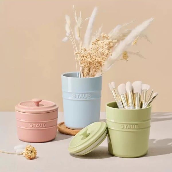 Hũ sứ Staub 1000ml màu xanh dương nhạt Dung tích: 1000ml, phù hợp để đựng các loại gia vị, hạt nêm, đường, muối, hoặc các loại thực phẩm khô khác.