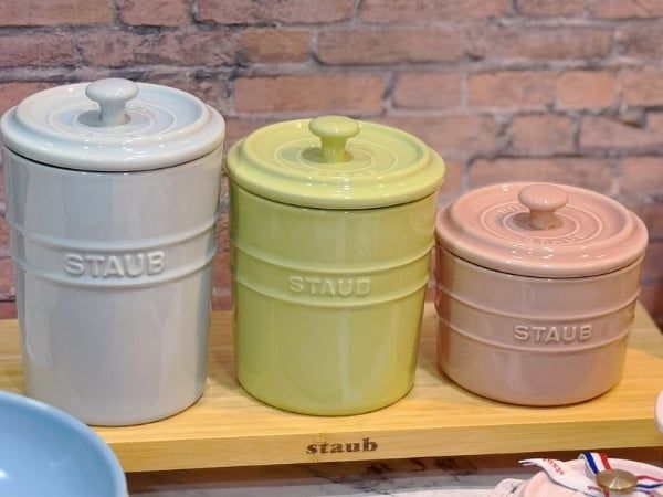 Hũ sứ Staub 1000ml màu xanh dương nhạt Dung tích: 1000ml, phù hợp để đựng các loại gia vị, hạt nêm, đường, muối, hoặc các loại thực phẩm khô khác.