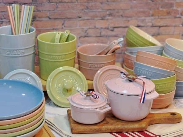Hũ sứ Staub 1000ml màu xanh dương nhạt Dung tích: 1000ml, phù hợp để đựng các loại gia vị, hạt nêm, đường, muối, hoặc các loại thực phẩm khô khác.