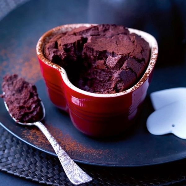 Hũ tim Le Creuset 11cm - Khuôn&nbsp;Ramekin&nbsp;là sự kết hợp độ bền của gang tráng men có thể đun trên bếp, trong lò.