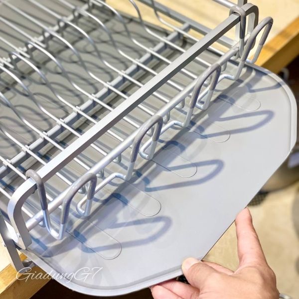 Kệ úp bát đĩa Member's Mark Aluminum Dish Rack có giá úp cốc & cắm dao - Màu Xám