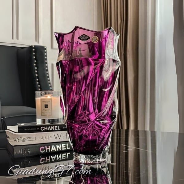 Lọ hoa pha lê Bohemia Flamenco 30cm màu tím không chỉ là một vật trang trí, mà còn là một tác phẩm nghệ thuật, thể hiện sự tinh tế và đẳng cấp trong từng đường nét