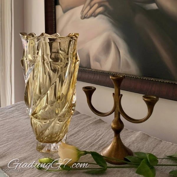Lọ hoa pha lê Bohemia Flamenco 30cm màu vàng không chỉ là một vật trang trí, mà còn là một tác phẩm nghệ thuật, thể hiện sự tinh tế và đẳng cấp trong từng đường nét.