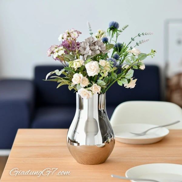 Lọ hoa Georg Jensen Cafu Mittel 30cm bình thép không gỉ bạc tinh tế này hoàn toàn dựa vào hình dạng hữu cơ thanh lịch và bề mặt gương để tạo nên vẻ đẹp của nó