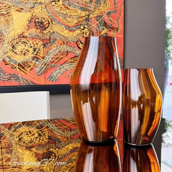 Lọ hoa Georg Jensen Sky Amber 30cm - Hình dạng bất đối xứng và đường cong hữu cơ