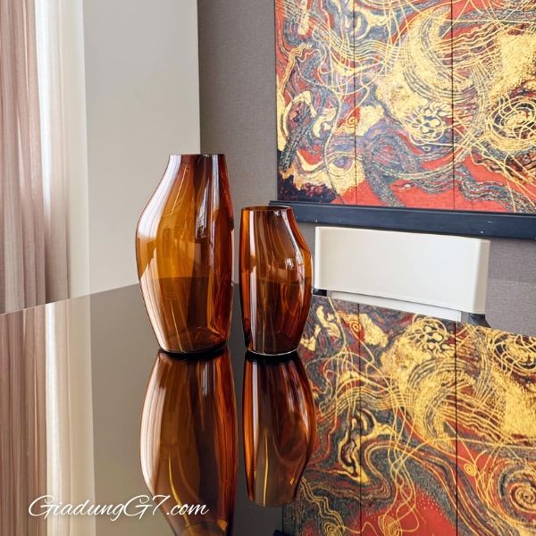 Lọ hoa Georg Jensen Sky Amber 30cm - Hình dạng bất đối xứng và đường cong hữu cơ
