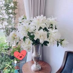 Lọ hoa giả cổ Loberon cao 44cm với những bông hoa ly trắng nhẹ nhàng