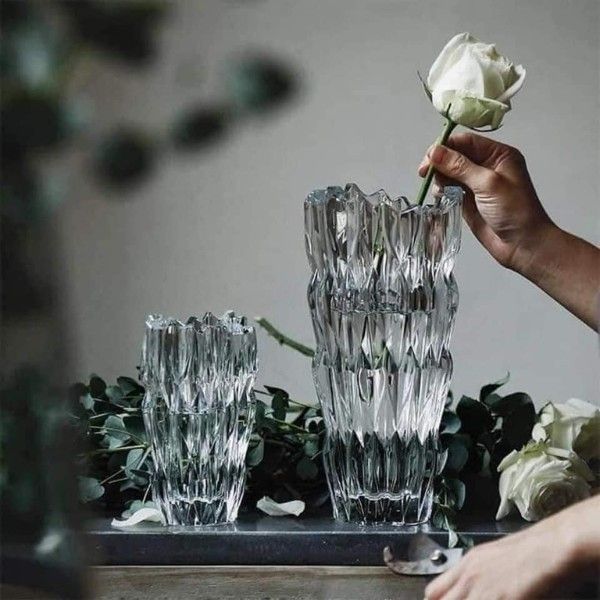 Những chiếc lọ hoa pha lê Bohemia tinh xảo và sáng lấp lánh giúp căn nhà bạn trở nên sang trọng