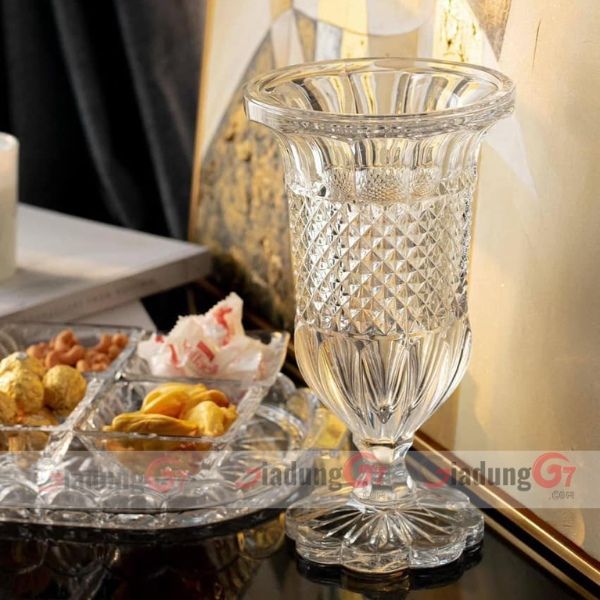 Lọ hoa pha lê Bohemia Alexandria 30cm Nổi bật bởi thiết kế tinh khiết và tươi sáng của thủy tinh pha lê, kết hợp với đường cắt tạo hình kiểu kết