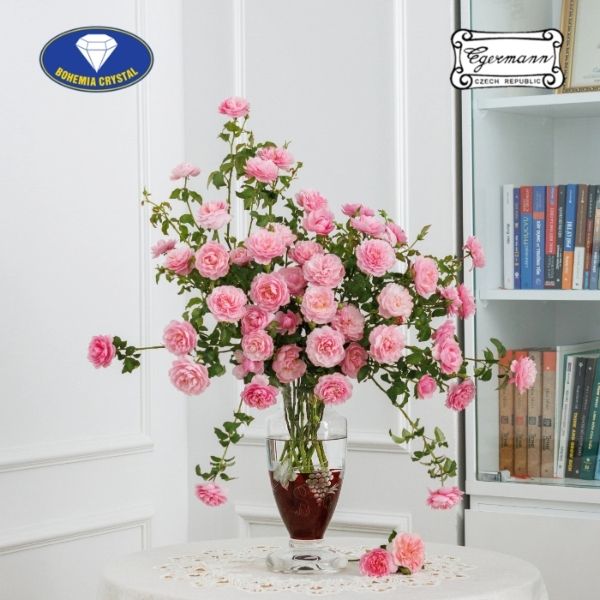 Lọ hoa pha lê Bohemia Egermann Nho trắng 30.5cm được thiết kế cầu kì với những họa tiết vẽ thủ công tỉ mỉ bởi nghệ nhân vùng Bohemia