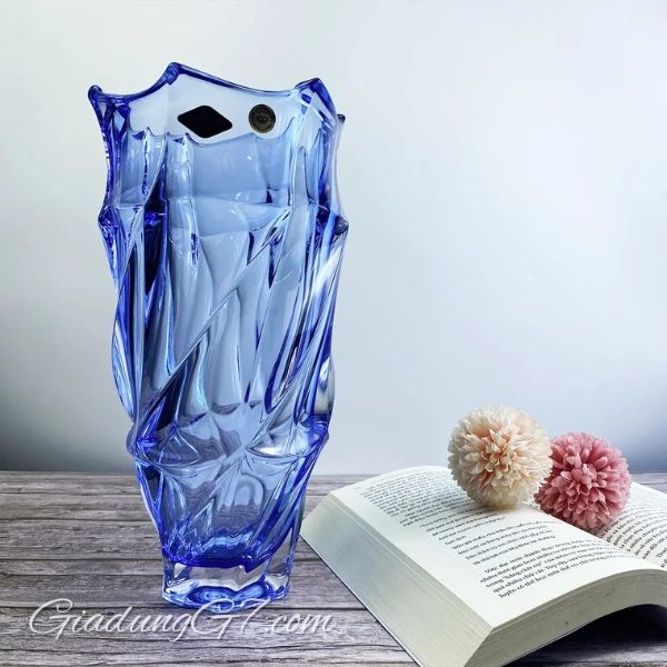 Lọ hoa pha lê Bohemia Flamenco 30cm&nbsp;không chỉ là một vật trang trí, mà còn là một tác phẩm nghệ thuật, thể hiện sự tinh tế và đẳng cấp trong từng đường né