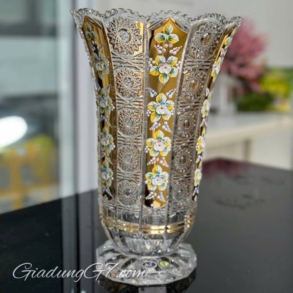 Lọ hoa pha lê Bohemia M57 35cm mạ vàng có chân đế là đồ trang trí cắt tay giống như bông tuyết với 12% vàng