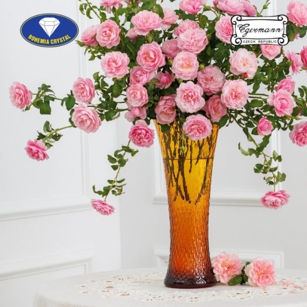 Lọ hoa pha lê Bohemia Optika Brixton 35cm màu vàng từ thương hiệu Egermann là sản phẩm pha lê nghệ thuật nổi bật của khu vực Bohemia, Cộng hòa Séc.