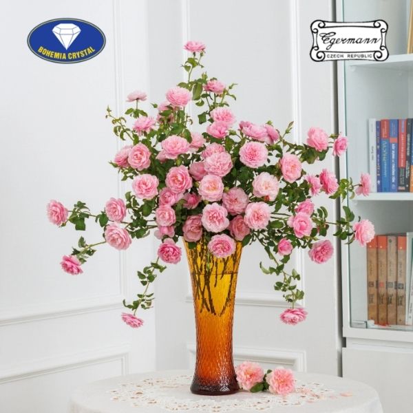 Lọ hoa pha lê Bohemia Optika Brixton 35cm màu vàng từ thương hiệu Egermann là sản phẩm pha lê nghệ thuật nổi bật của khu vực Bohemia, Cộng hòa Séc.
